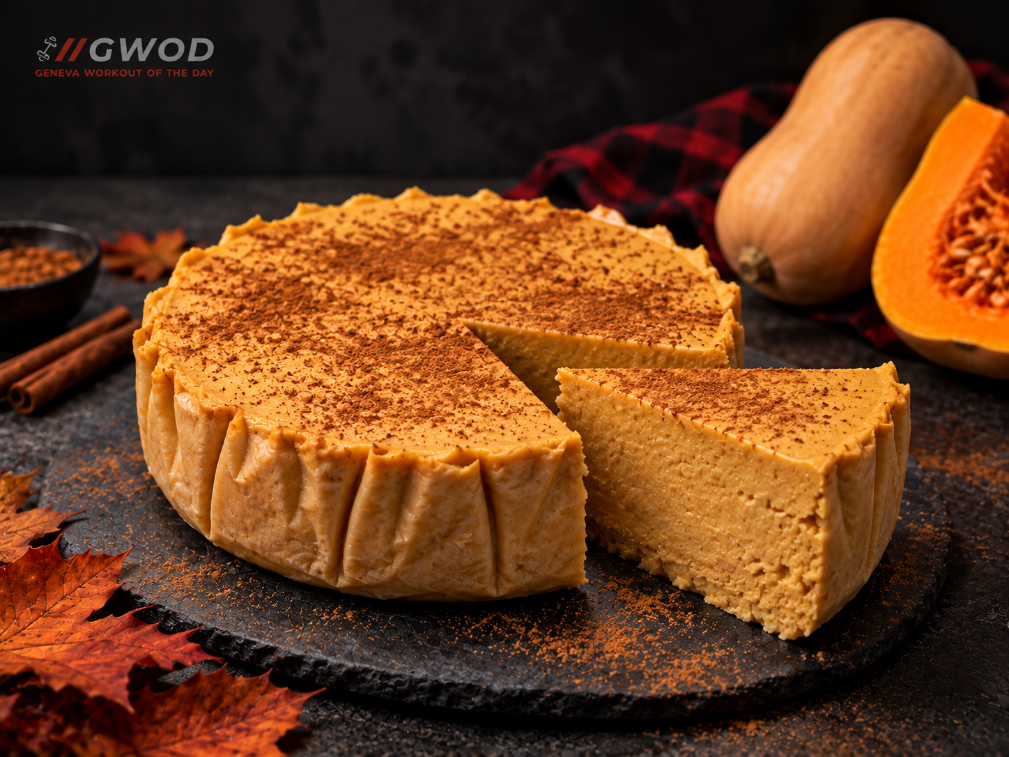 Cheesecake protéiné à la courge et aux épices, décoré de cannelle et accompagné de courge butternut.